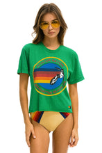 Laden Sie das Bild in den Galerie-Viewer, AVIATOR NATION MANHATTAN BEACH BOYFRIEND TEE - KELLY GREEN Boyfriend Tee Aviator Nation