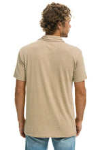 Carregar imagem no visualizador da galeria, AVIATOR NATION POLO - SAND Tees Aviator Nation