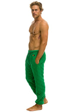 Carregar imagem no visualizador da galeria, MEN'S QUILTED SWEATPANTS - KELLY GREEN Mens Sweatpants Aviator Nation
