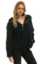Laden Sie das Bild in den Galerie-Viewer, TEDDY APRES HOODED HALF ZIP JACKET - BLACK Women's Outerwear Aviator Nation