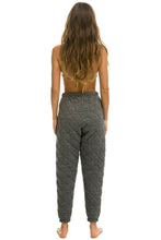Carregar imagem no visualizador da galeria, WOMEN'S QUILTED SWEATPANTS - HEATHER GREY Womens Sweatpants Aviator Nation