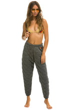 Carregar imagem no visualizador da galeria, WOMEN'S QUILTED SWEATPANTS - HEATHER GREY Womens Sweatpants Aviator Nation
