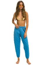 Carregar imagem no visualizador da galeria, WOMEN'S QUILTED SWEATPANTS - OCEAN Womens Sweatpants Aviator Nation