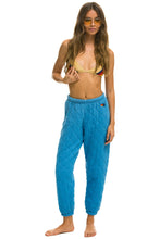 Carregar imagem no visualizador da galeria, WOMEN'S QUILTED SWEATPANTS - OCEAN Womens Sweatpants Aviator Nation