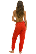 Carregar imagem no visualizador da galeria, WOMEN'S QUILTED SWEATPANTS - RED Womens Sweatpants Aviator Nation