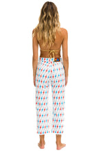 Cargar imagen en el visor de la galería, AVIATOR BOLT MID RISE RELAXED SURFER JEAN - WHITE Women&#39;s Jeans Aviator Nation