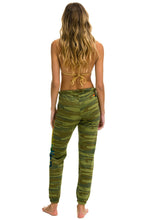 Carregar imagem no visualizador da galeria, AVIATOR NATION MB - SWEATPANTS CAMO Women&#39;s Sweatpants Aviator Nation