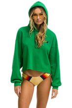 Carregar imagem no visualizador da galeria, BOLT STRIPE RELAXED CROPPED PULLOVER HOODIE - KELLY GREEN Aviator Nation