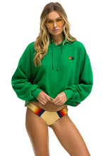 Carregar imagem no visualizador da galeria, BOLT STRIPE RELAXED CROPPED PULLOVER HOODIE - KELLY GREEN Aviator Nation