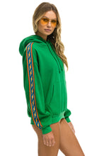 Carregar imagem no visualizador da galeria, BOLT STRIPE RELAXED PULLOVER HOODIE - KELLY GREEN Aviator Nation