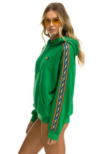 Carregar imagem no visualizador da galeria, BOLT STRIPE RELAXED PULLOVER HOODIE - KELLY GREEN Aviator Nation