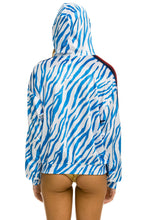 Carregar imagem no visualizador da galeria, CLASSIC VELVET RELAXED PULLOVER HOODIE - BLUE TIGER Hoodie Aviator Nation