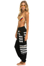 Last inn bildet i Galleri-visningsprogrammet, DIAMOND SMILEY 2 EMBROIDERY CARGO COLOR BLOCK SWEATPANTS - BLACK // WHITE Sweatpants Aviator Nation
