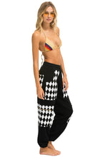 Last inn bildet i Galleri-visningsprogrammet, DIAMOND SMILEY 2 EMBROIDERY CARGO COLOR BLOCK SWEATPANTS - BLACK // WHITE Sweatpants Aviator Nation