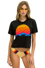 Carregar imagem no visualizador da galeria, JAZZ ASPEN SNOWMASS 2023 BOYFRIEND TEE - BLACK SALE Aviator Nation