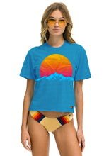 Carregar imagem no visualizador da galeria, JAZZ ASPEN SNOWMASS 2023 BOYFRIEND TEE - OCEAN SALE Aviator Nation