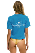 Carregar imagem no visualizador da galeria, JAZZ ASPEN SNOWMASS 2023 BOYFRIEND TEE - OCEAN SALE Aviator Nation