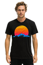 Last inn bildet i Galleri-visningsprogrammet, JAZZ ASPEN SNOWMASS 2023 TEE - BLACK Tees Aviator Nation