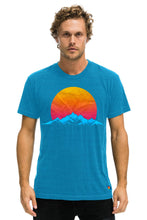 Carregar imagem no visualizador da galeria, JAZZ ASPEN SNOWMASS 2023 TEE - OCEAN Tees Aviator Nation