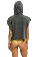 Carregar imagem no visualizador da galeria, LOGO EMBROIDERY SLEEVELESS RELAXED CROPPED PULLOVER HOODIE - HEATHER GREY Aviator Nation