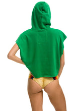 Cargar imagen en el visor de la galería, LOGO EMBROIDERY SLEEVELESS RELAXED CROPPED PULLOVER HOODIE - KELLY GREEN Aviator Nation