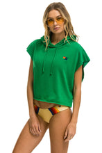 Cargar imagen en el visor de la galería, LOGO EMBROIDERY SLEEVELESS RELAXED CROPPED PULLOVER HOODIE - KELLY GREEN Aviator Nation