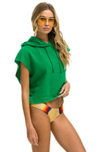 Cargar imagen en el visor de la galería, LOGO EMBROIDERY SLEEVELESS RELAXED CROPPED PULLOVER HOODIE - KELLY GREEN Aviator Nation