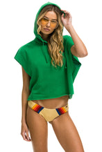 Cargar imagen en el visor de la galería, LOGO EMBROIDERY SLEEVELESS RELAXED CROPPED PULLOVER HOODIE - KELLY GREEN Aviator Nation