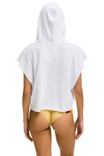 Cargar imagen en el visor de la galería, LOGO EMBROIDERY SLEEVELESS RELAXED CROPPED PULLOVER HOODIE - WHITE Aviator Nation
