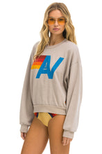 Cargar imagen en el visor de la galería, LOGO RELAXED CREW SWEATSHIRT - SAND Sweatshirt Aviator Nation