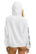 Cargar imagen en el visor de la galería, MALIBU CHILI COOK-OFF 2023 PULLOVER HOODIE RELAXED - WHITE Hoodie Aviator Nation