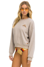 将图片加载到图库查看器，MOUNTAIN STITCH RELAXED CREW SWEATSHIRT - SAND // TAN Sweatshirt Aviator Nation