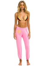 Cargar imagen en el visor de la galería, PALM TREE HAMPTONS 2023 SWEATPANTS - NEON PINK Aviator Nation