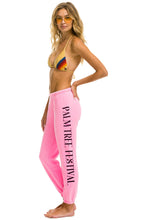 Cargar imagen en el visor de la galería, PALM TREE HAMPTONS 2023 SWEATPANTS - NEON PINK Aviator Nation