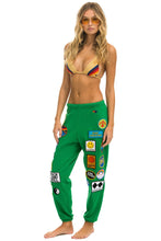 Load image into Gallery viewer, PRESALE: VINTAGE PATCH SWEATPANTS - KELLY GREEN Women&#39;s Sweatpants Aviator Nation