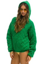 Carregar imagem no visualizador da galeria, QUILTED RELAXED PULLOVER HOODIE - KELLY GREEN Hoodie Aviator Nation