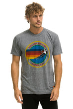 Laden Sie das Bild in den Galerie-Viewer, SIGNATURE ASPEN TEE - HEATHER GREY Tees Aviator Nation