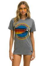 Laden Sie das Bild in den Galerie-Viewer, SIGNATURE ASPEN TEE - HEATHER GREY Tees Aviator Nation