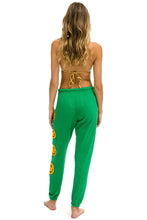 Carregar imagem no visualizador da galeria, SMILEY 2 LIGHT WEIGHT SWEATPANTS - KELLY GREEN Women&#39;s Sweatpants Aviator Nation
