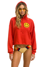 Carregar imagem no visualizador da galeria, SMILEY 2 RELAXED CROPPED PULLOVER HOODIE - RED Aviator Nation