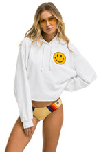 Carregar imagem no visualizador da galeria, SMILEY 2 RELAXED CROPPED PULLOVER HOODIE - WHITE Aviator Nation