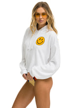 Carregar imagem no visualizador da galeria, SMILEY 2 RELAXED CROPPED PULLOVER HOODIE - WHITE Aviator Nation