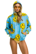 Carregar imagem no visualizador da galeria, SMILEY REPEAT RELAXED PULLOVER HOODIE - SKY Hoodie Aviator Nation
