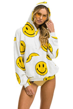 Carregar imagem no visualizador da galeria, SMILEY REPEAT RELAXED PULLOVER HOODIE - WHITE Hoodie Aviator Nation