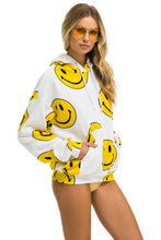 Carregar imagem no visualizador da galeria, SMILEY REPEAT RELAXED PULLOVER HOODIE - WHITE Hoodie Aviator Nation