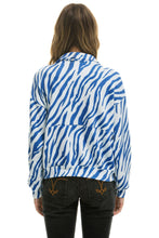Carregar imagem no visualizador da galeria, TEDDY FLEECE UNISEX HALF ZIP JACKET - BLUE TIGER Sweatshirt Aviator Nation