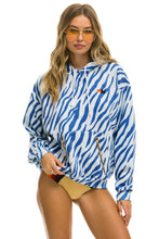 Cargar imagen en el visor de la galería, TIGER RELAXED PULLOVER HOODIE WITH ZIPPER POCKETS - BLUE TIGER Hoodie Aviator Nation