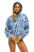 Cargar imagen en el visor de la galería, TIGER RELAXED PULLOVER HOODIE WITH ZIPPER POCKETS - BLUE TIGER Hoodie Aviator Nation