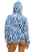 Cargar imagen en el visor de la galería, TIGER RELAXED PULLOVER HOODIE WITH ZIPPER POCKETS - BLUE TIGER Hoodie Aviator Nation