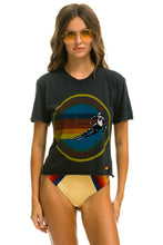 Carregar imagem no visualizador da galeria, WOMEN&#39;S SIGNATURE ASPEN BOYFRIEND TEE - CHARCOAL Boyfriend Tee Aviator Nation